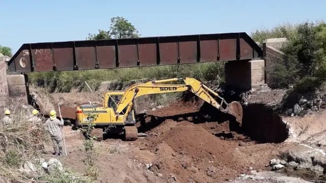 Trabajo de remoción puente NCA obra readecuación Canal Vila Cululu - Cañada Sunchales