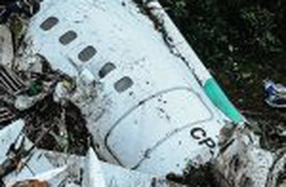 TOPSHOT - Rescue teams work in the recovery of the bodies of victims of the LAMIA airlines charter that crashed in the mountains of Cerro Gordo, municipality of La Union, Colombia, on November 29, 2016 carrying members of the Brazilian football team Chape