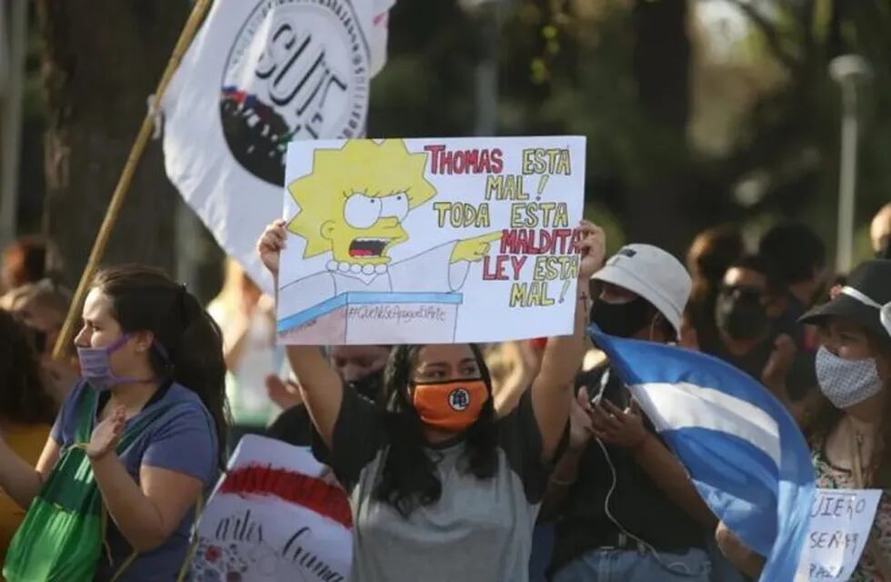 Multitudinaria manifestación de docentes mendocinos contra el proyecto de la Ley de Educación.