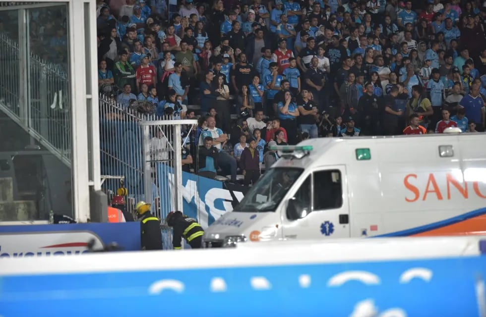 Un hincha de Belgrano cayó a la fosa del Kempes en el partido contra Sarmiento de Junín en la noche del lunes.
