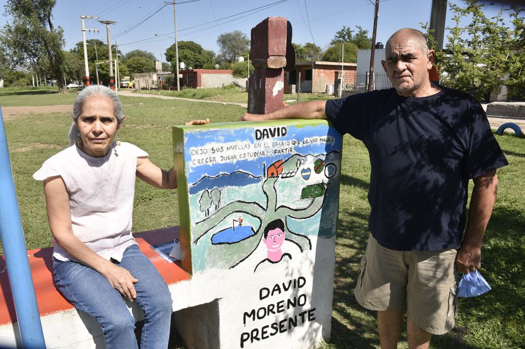 Rosa y José, padres de David Moreno, en la plaza de San Pedro de Torres esquina Mogrovejo. ( Ramiro Pereyra /La Voz )