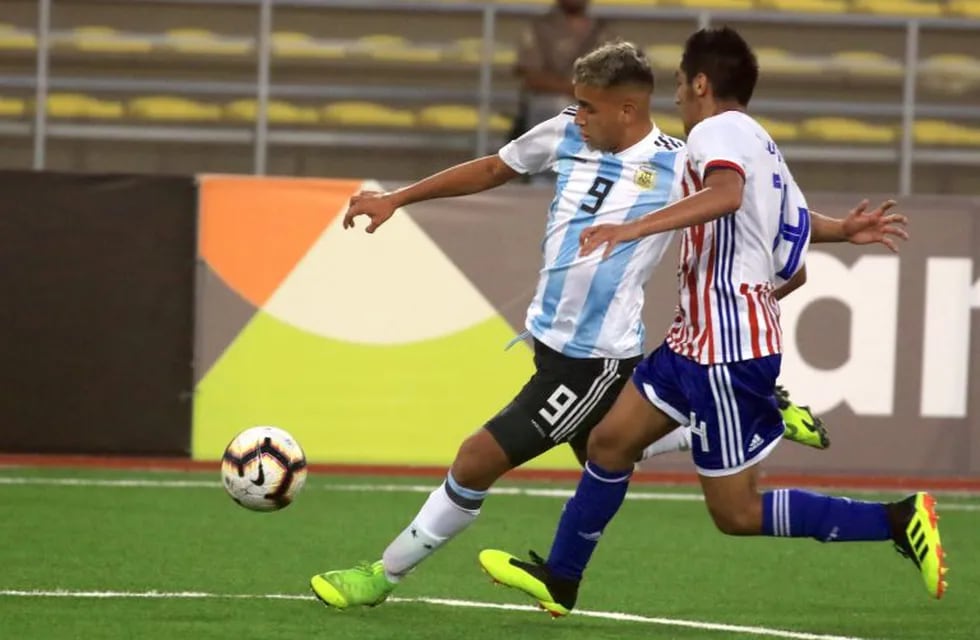 Matías Godoy, a punto de hacer un gol con la Selección Argentina Sub17. (EFE)