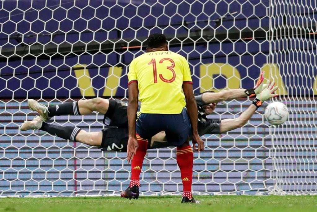 El arquero argentino Emiliano Marti­nez ataja un penal al colombiano Yerry Mina, el miércoles 7 de julio de 2021, en la semifinal de la Copa América disputada en Brasilia (AP)