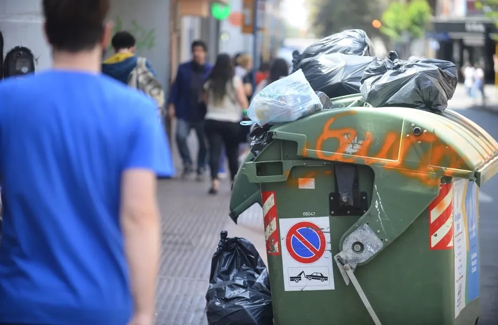 Así se roban las cadenas de los contenedores de basura en Córdoba.