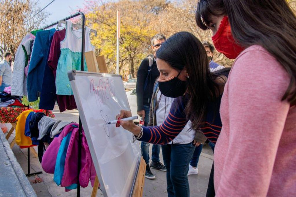 Se puso en marcha el "Ropero Solidario" por la Semana de la Niñez (Municipalidad de Salta)