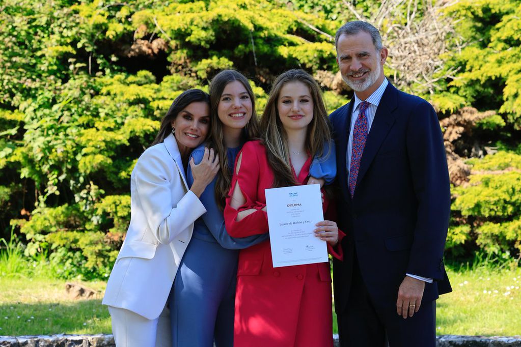 La Princesa Leonor junto a su familia en su graduación.