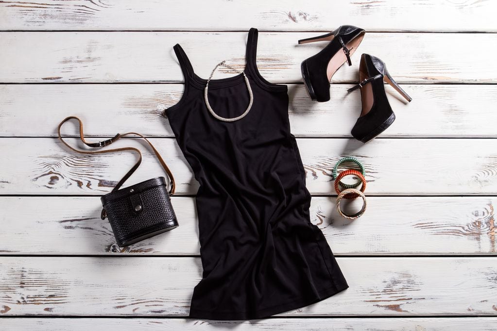 Los vestidos negros son ideales para una elegante fiesta.