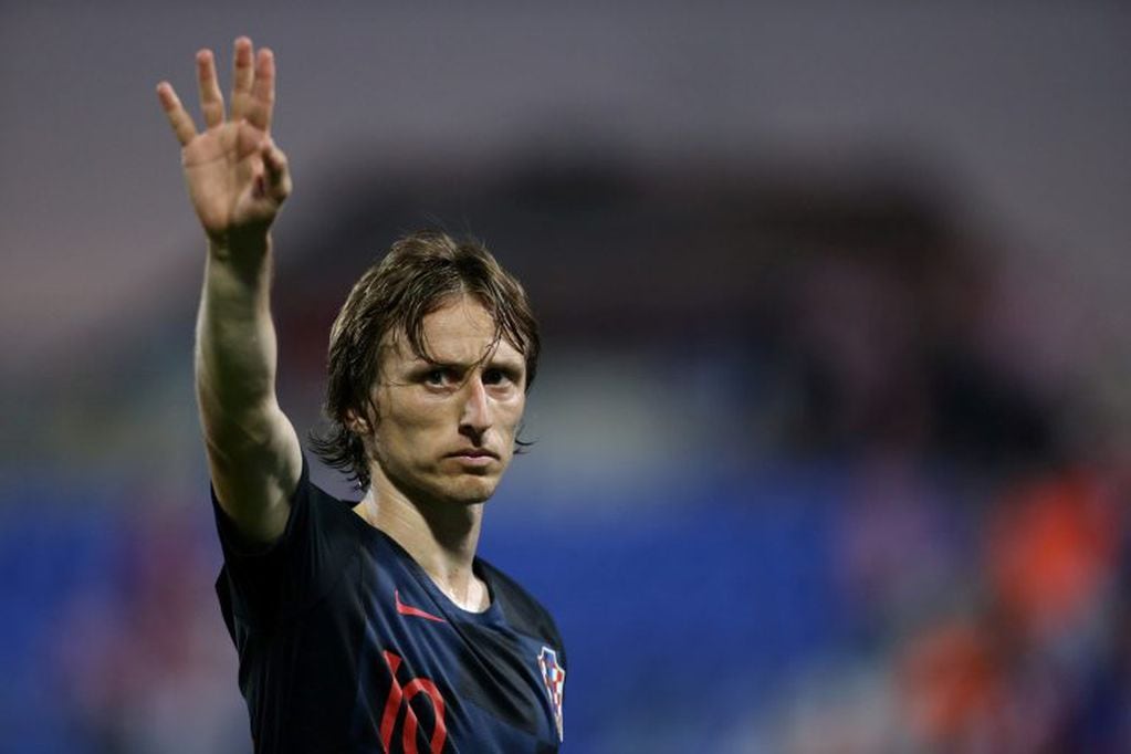 Luka Modric saluda a los hinchas tras el partido. Foto: REUTERS/Antonio Bronic