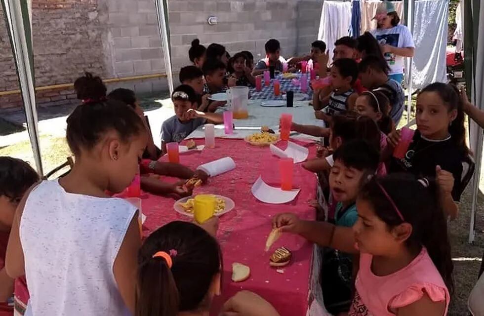 Corazones Solidarios le regalaron un almuerzo de domingo a sus chicos