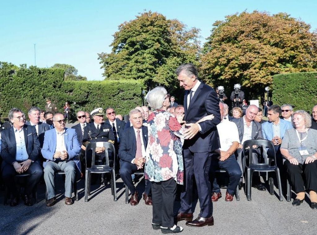 El presidente Mauricio Macri recibió en la quinta de Olivos a excombatientes y familiares de soldados caídos en la guerra de Islas Malvinas. (Presidencia)