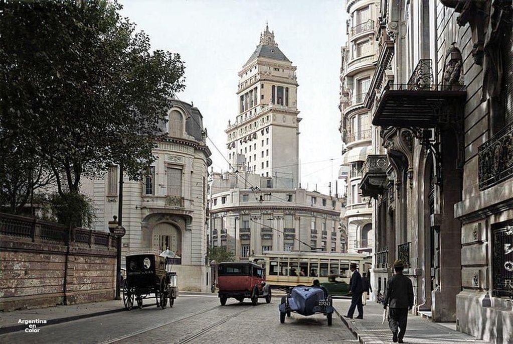 El edificio Mihanovich visto desde la calle Esmeralda hacia la esquina de Juncal. Buenos Aires. Foto c.1930. @argentinaencolor
