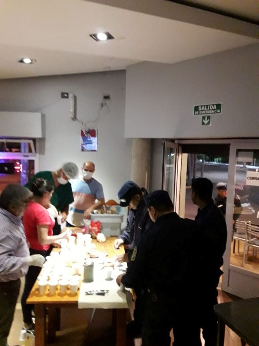 Comerciantes brindan desayuno a policías, bomberos y personal de salud en General Güemes (Facebook Últimas Noticias Güemes UNG)