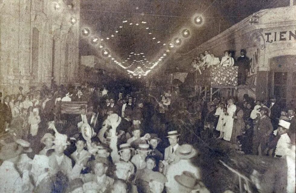 Año 1910 - Corso de Gualeguaychú en calle 25 de mayo. Archivo Instituto Magnasco