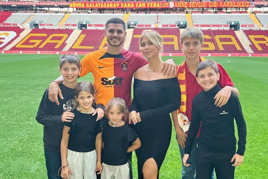 Wanda Nara, Mauro Icardi y sus hijos de ambos en el estadio del Galatasaray. (Instagram).