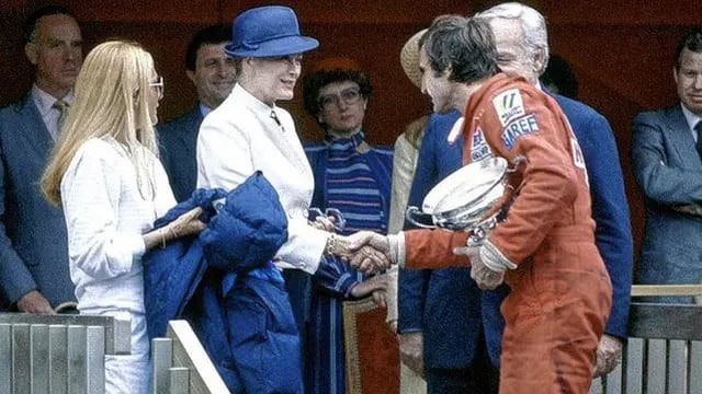 Carlos Reutemann recibiendo el Gran Premio de Mónaco