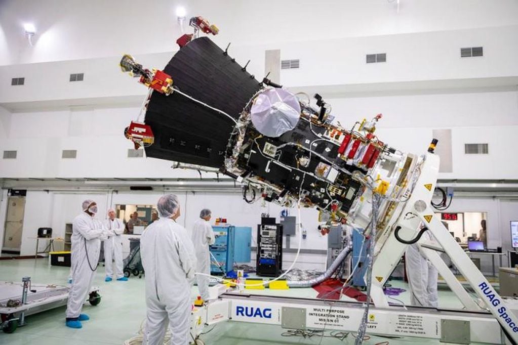 La sonda, cuyo costo fue de 1500 millones de dólares, está equipada con instrumentos que permitirán medir partículas de alta energía, analizar fluctuaciones magnéticas y tomar imágenes para comprender mejor la corona solar.