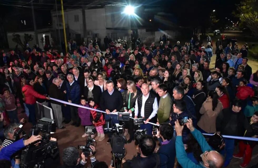 Peppo, acompañado de la intendente y vecinos, habilitaron la nueva iluminación. (Prensa Gobierno del Chaco)