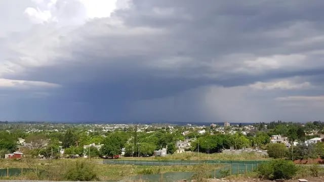 Así se veía la tormenta el domingo sobre la ciudad de Despeñaderos. (La Voz)