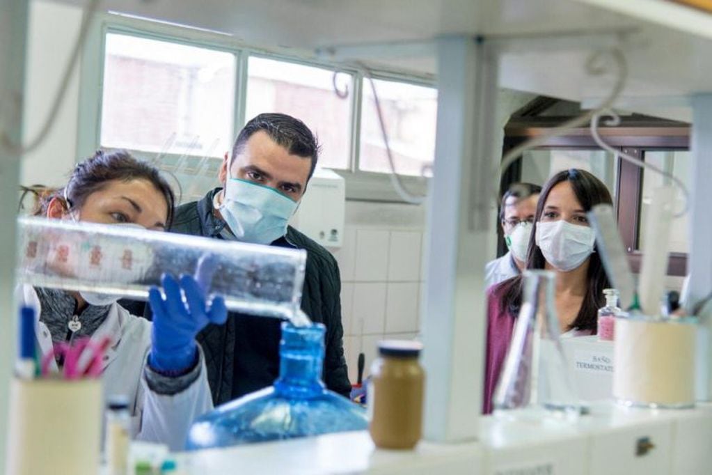 El laboratorio Municipal Ushuaia produjo acohol desinfectante.