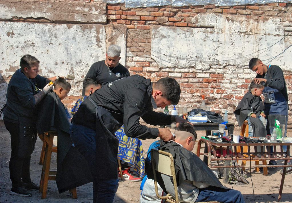 Los trabajadores que son parte de Barberos Solidarios tienen en claro que un corte de pelo es fundamental para mejorar la autoestima de la gente.