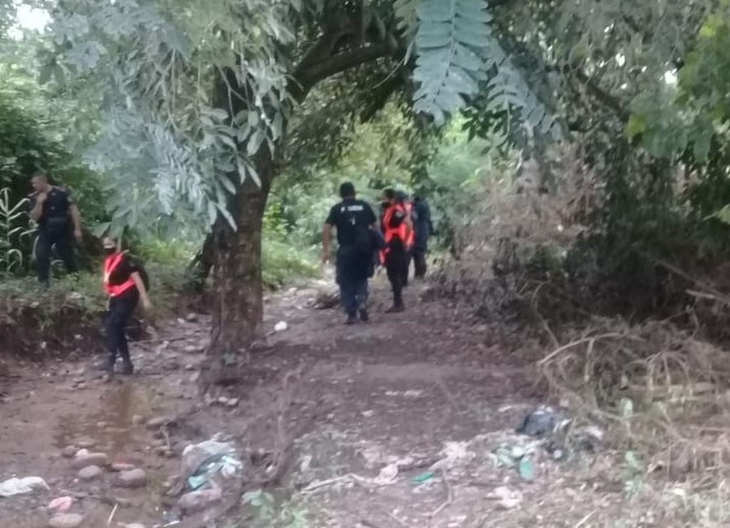Efectivos policiales se internaron en senderos aledaños al barrio "Tupac Amaru" en búsqueda de Micaela Belén Díaz.