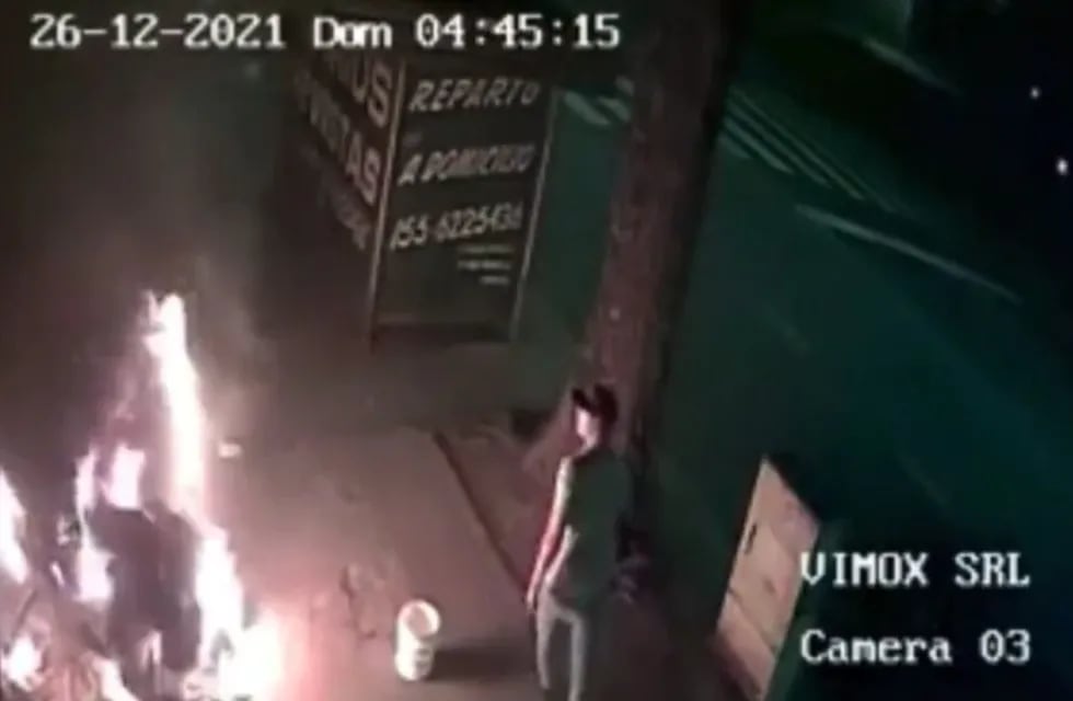 Una mujer prendió fuego a un indigente que estaba durmiendo en la calle