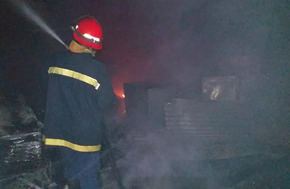Personal de Bomberos de la Unidad Regional II y Bomberos Voluntarios de Oberá logró sofocar las llamas.