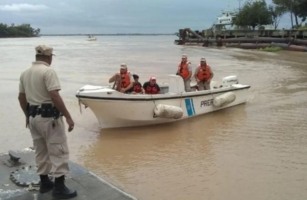 Un hombre se descompensó mientras navegaba en el Río Paraná y tuvo que socorrerlo Prefectura