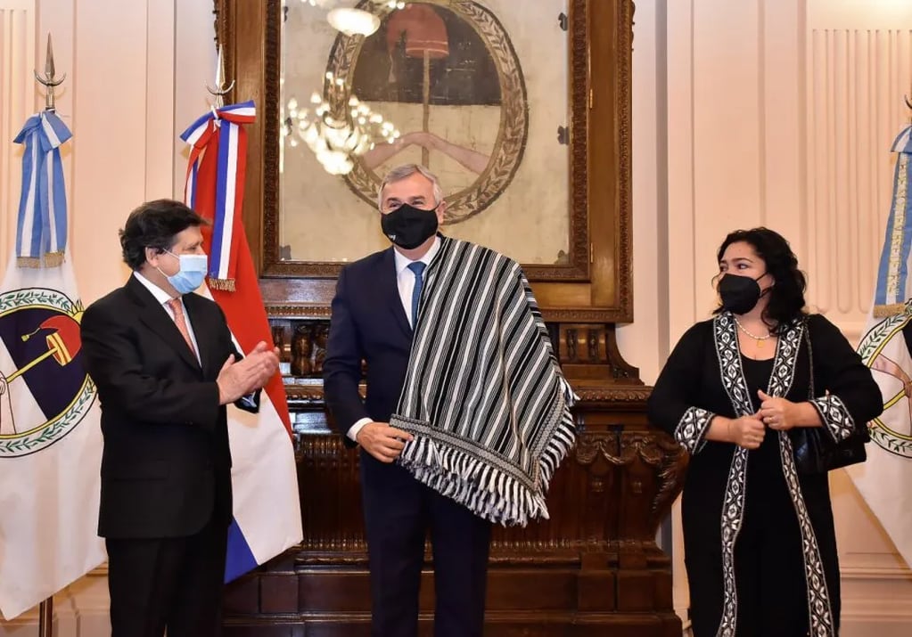 La misión diplomática visitante entregó en obsequio al gobernador Morales una prenda típica paraguaya, lo que el mandatario jujeño agradeció cordialmente.
