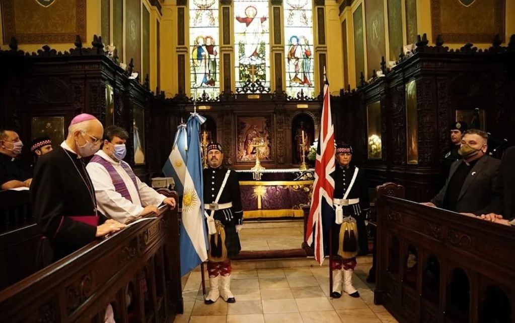 Se exhibieron las banderas de Argentina y Reino Unido, y se entonaron las estrofas de los Himnos de ambos países.