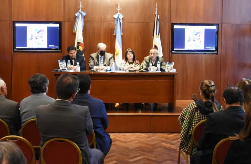 La Legislatura de Jujuy abrió sus puertas para la presentación de la reimpresión del libro "Vidas paralelas" que relata la vida del general humahuaqueño Manuel Eduardo Arias.