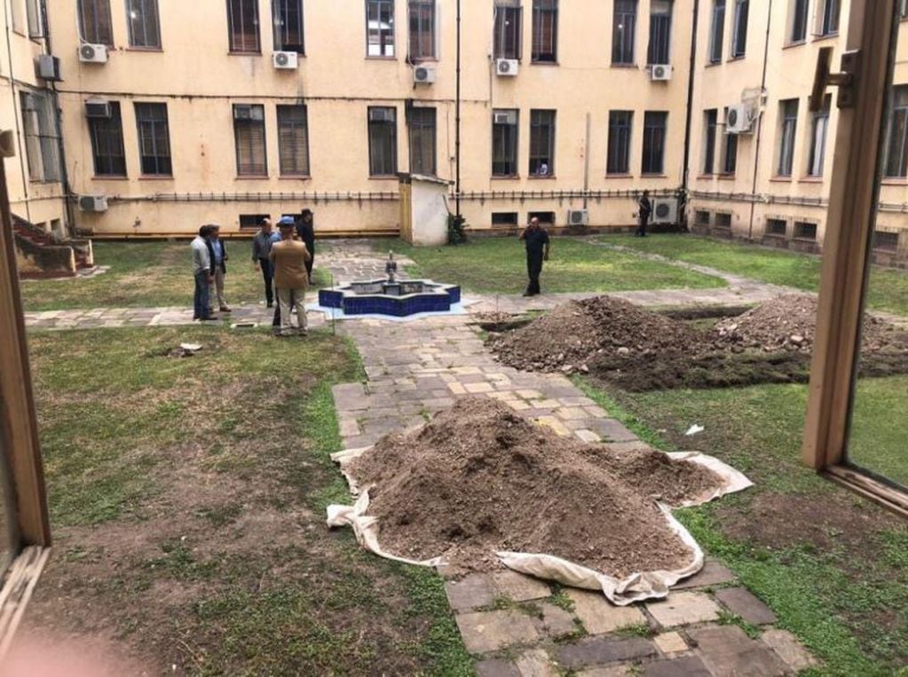 Las excavaciones por las obras en el patio del Juzgado, donde se encontraron los huesos.