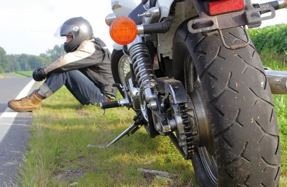 Se le pinchó la rueda de la moto y tuvo una insólita idea para regresar a casa.