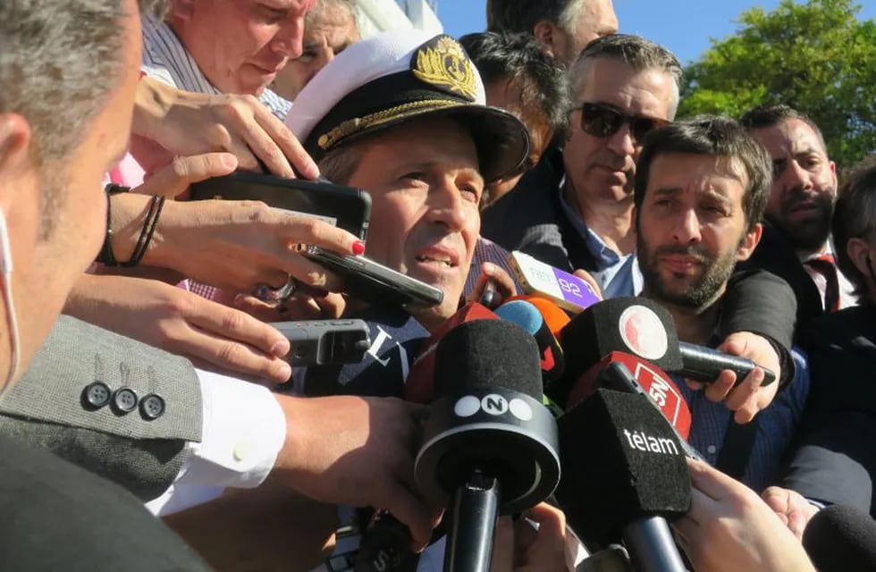 El portavoz de la Armada argentina, Enrique Balbi  habló para informar a los medios de los avances en la búsqueda del submarino ARA San Juan. (EFE)