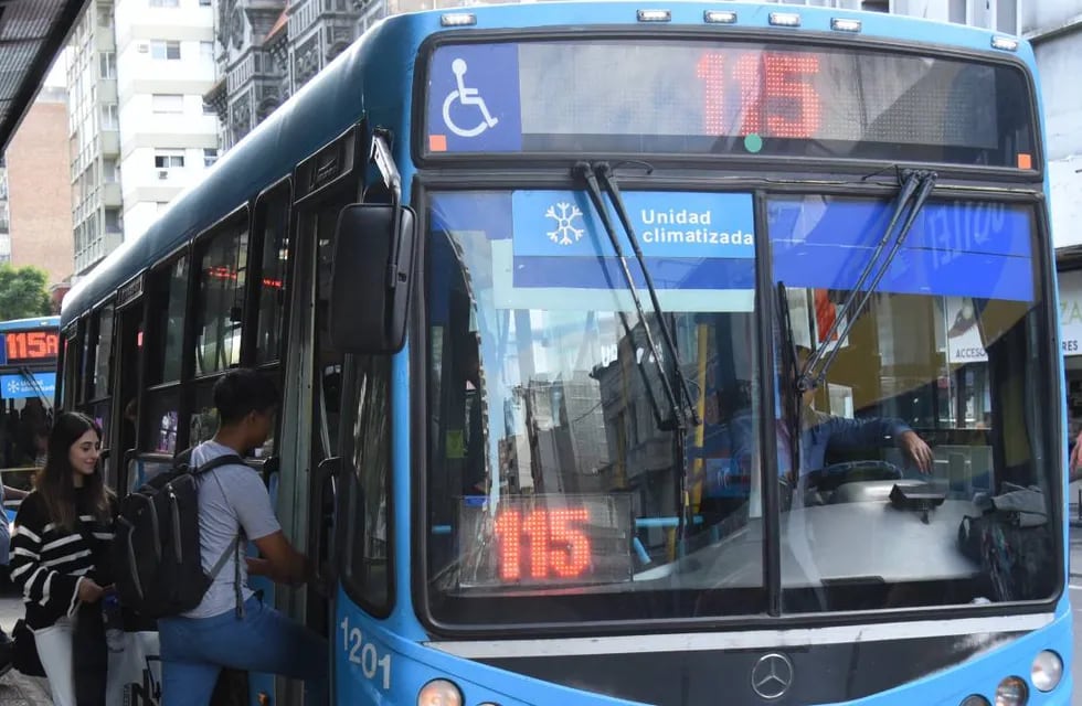 Los colectivos de la línea 115 paran en la Plaza Sarmiento de Rosario durante su recorrido como parte del sistema de Transporte Urbano de Pasajeros (TUP).