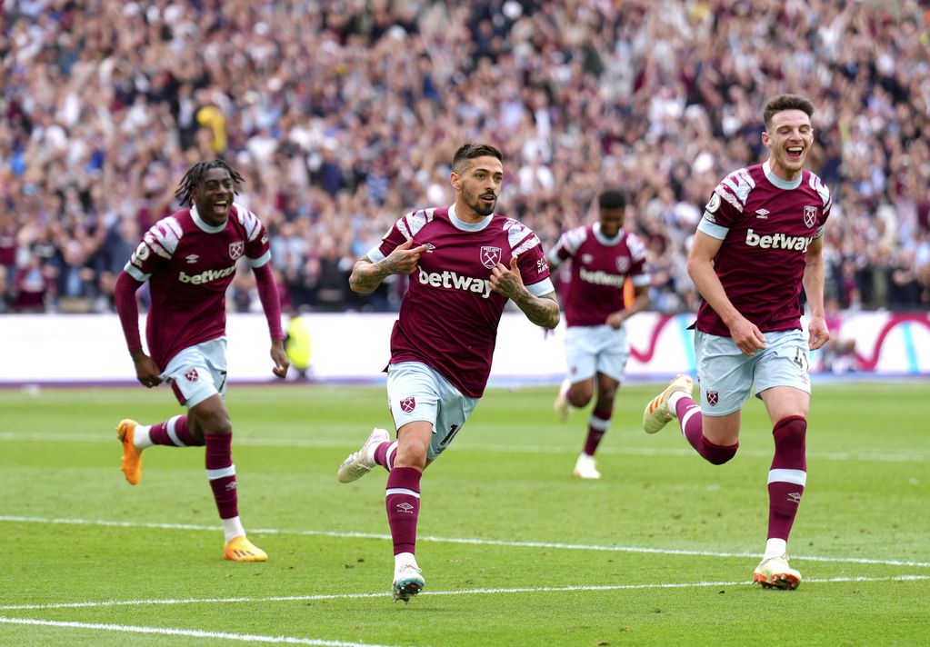 Manuel Lanzini del West Ham celebra tras anotar el tercer gol de su equipo ante el Leeds en el Estadio de Londres el domingo 21 de mayo del 2023. (John Walton/PA via AP)