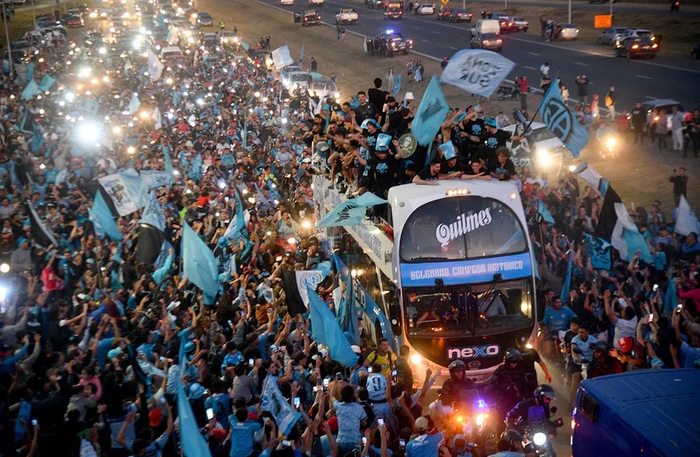 La impresionante caravana de Belgrano en la Circunvalación a la altura de Ruta 36. (Pedro Castillo / La Voz)