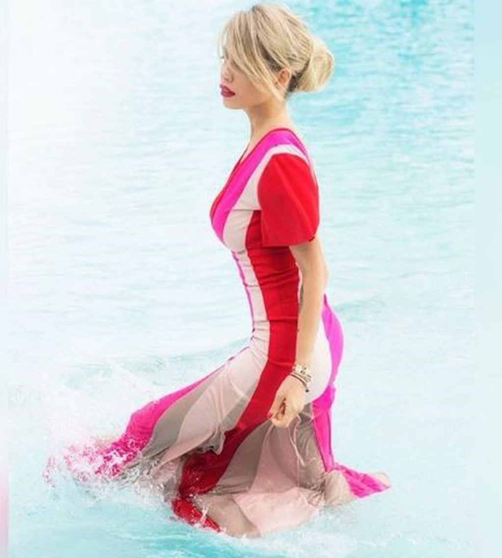 Wanda Nara publicó tres fotos en sus redes sociales  que la muestran semisumergida en el agua con un vestido