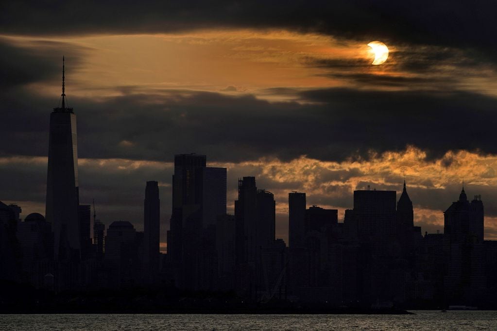 Eclipse solar parcial se eleva sobre el One World Trade Center en Nueva York, Nueva York, Estados Unidos.