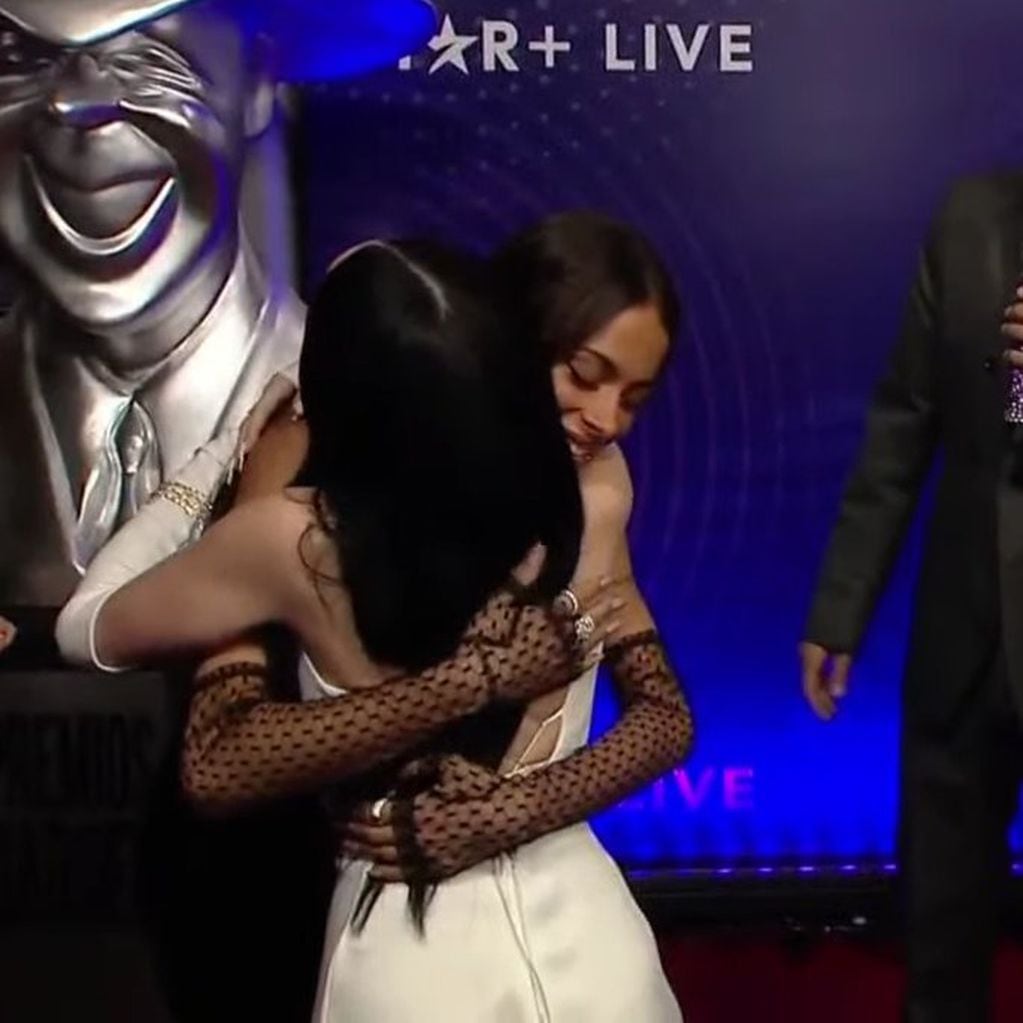 El abrazo entre Tini y Nicki Nicole
