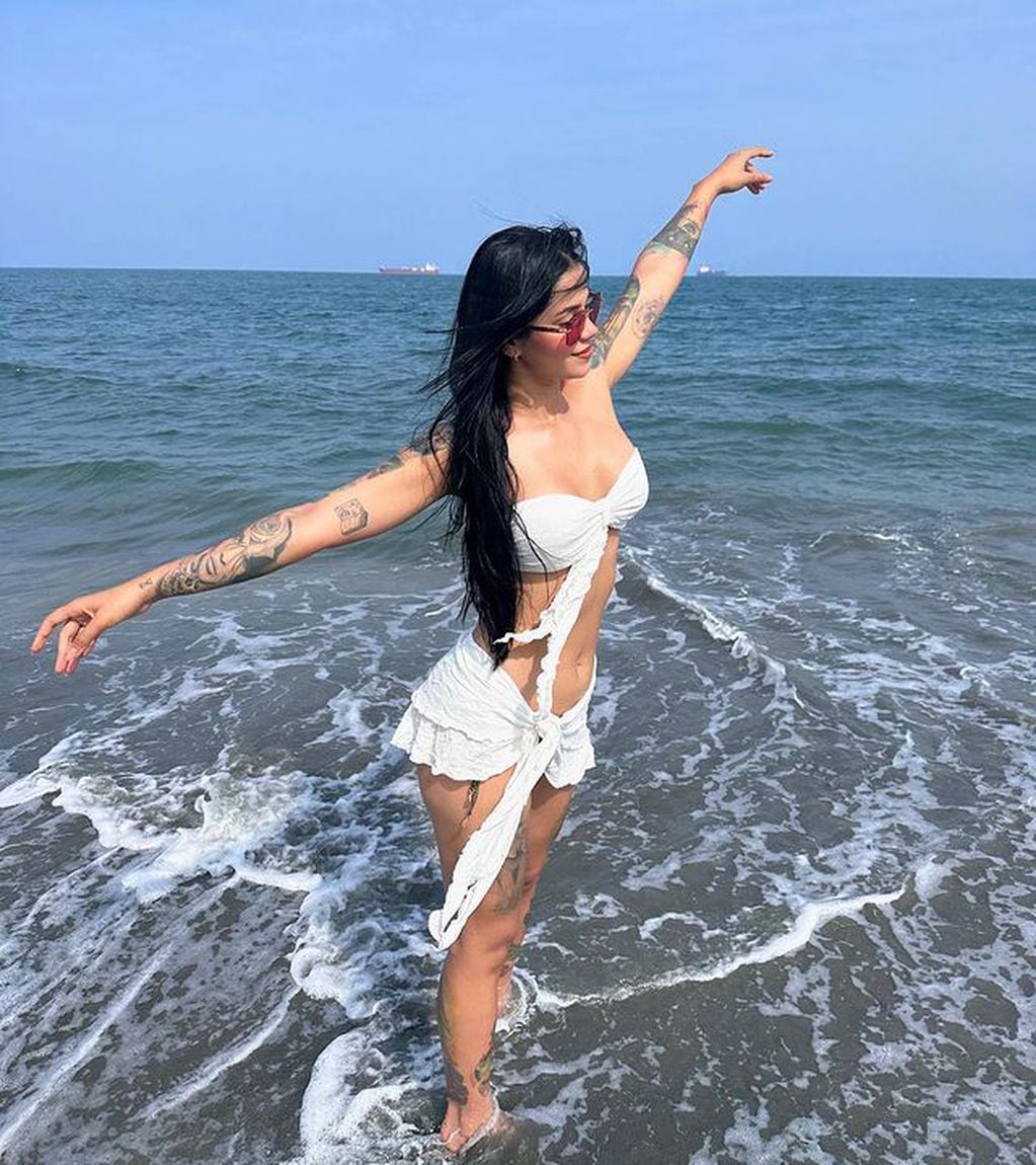 La influencer demostró su buen gusto para la moda desde el mar con un conjunto que resaltó toda su belleza / Foto: Instagram