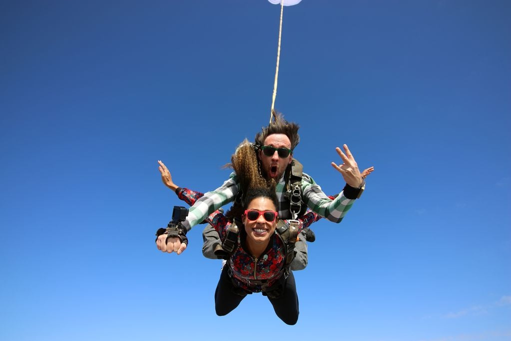 Tirarte de un paracaídas es una de las aventuras más desafiantes, ni hablar hacerlo en pareja en San Valentín.