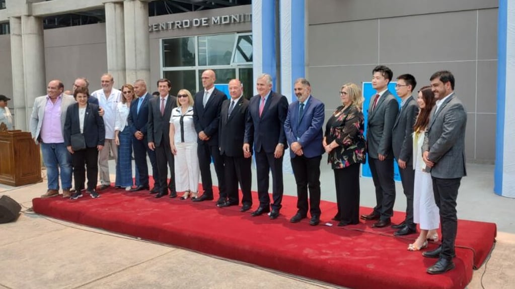 El gobernador Morales, flanqueado por el ministro Martín y el intendente Jorge, y junto a demás autoridades e invitados, en la inauguración de la primera fase del sistema "Jujuy Seguro e Interconectado".