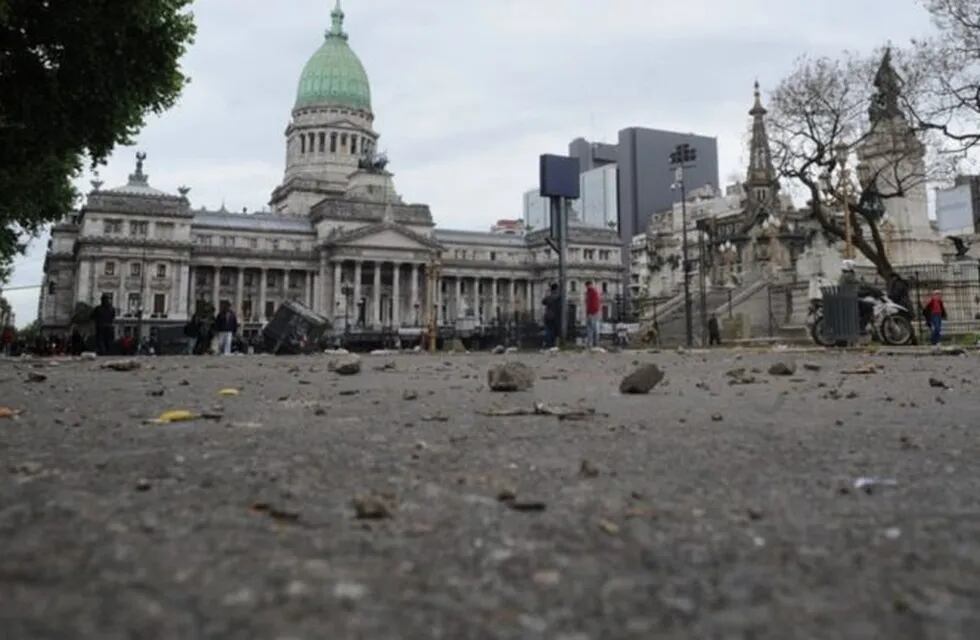 Gastaron 23 millones de pesos para arreglar la plaza del Congreso y quedó destruida (Foto: Rolando Andrade Stracuzzi)