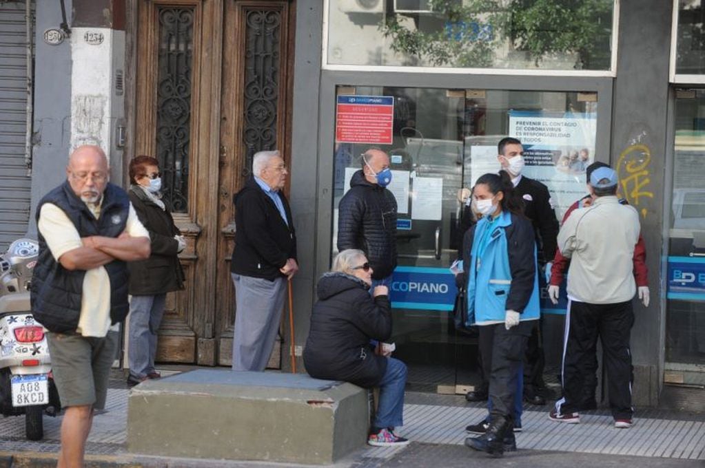 Caos en los bancos argentinos durante la reapertura para pagos de jubilaciones y planes sociales. (Clarín)