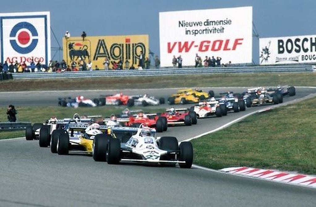 La largada del Gran Premio de Holanda de F1 de 1980. En aquella edición, el argentino Carlos Alberto Reutemann logró su mejor resultado en ese evento; después de largar tercero, cruzaría la bandera a cuadros en el cuarto lugar, con su Williams FW07-Ford número 28.