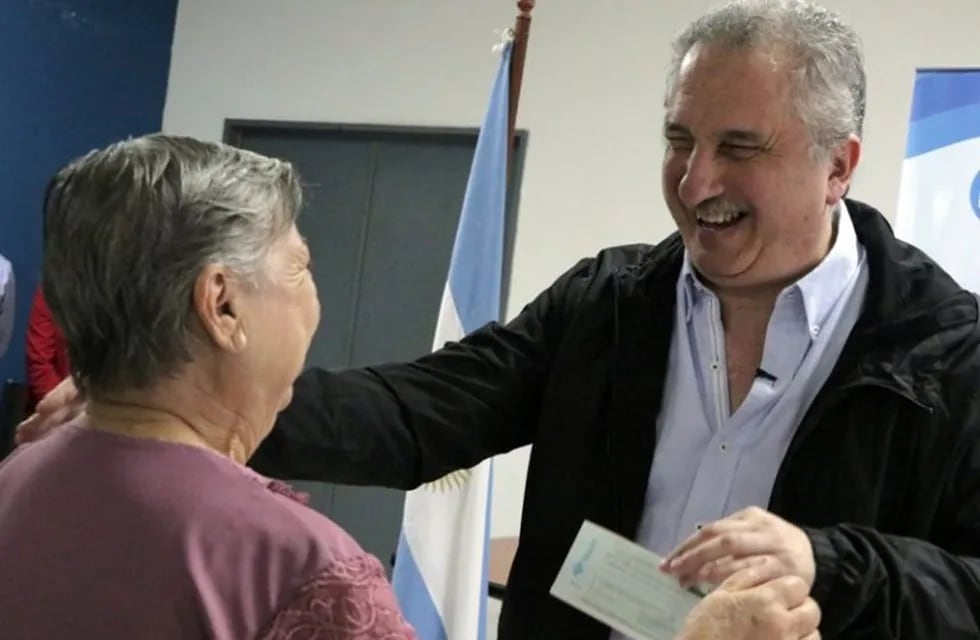 Hugo Passalacqua durante la entrega de créditos a jubilados. (MisionesOnline)