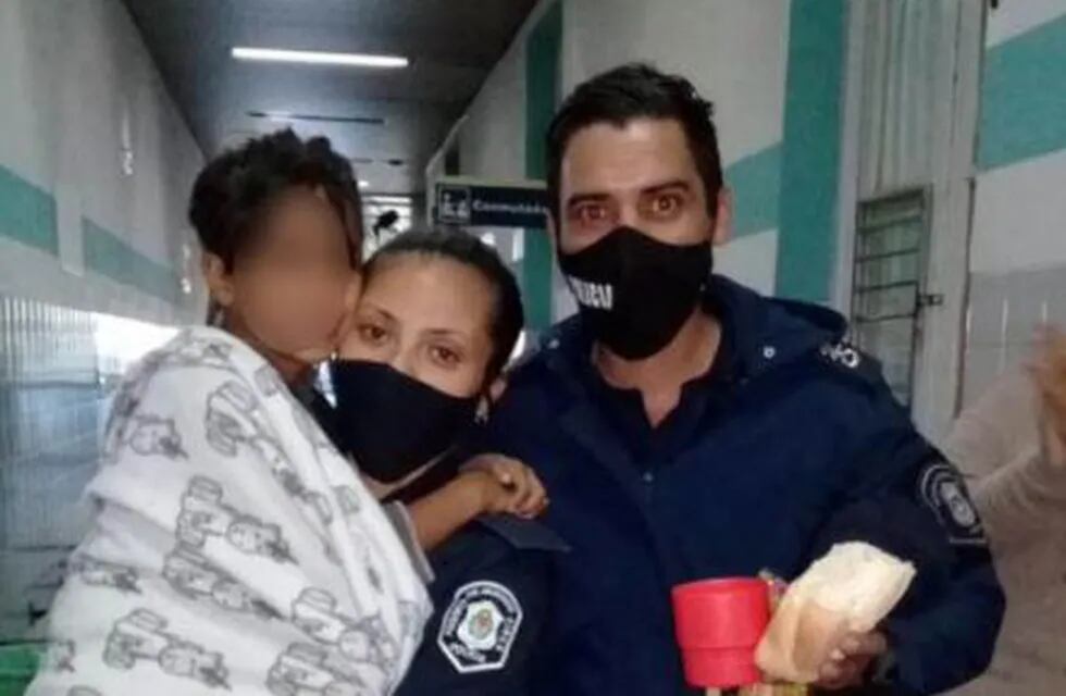 Maia Beloso junto a los policías que la rescataron de su secuestrador, Carlos Savanz, en la ciudad bonaerense de Luján. (Policía Bonaerense)