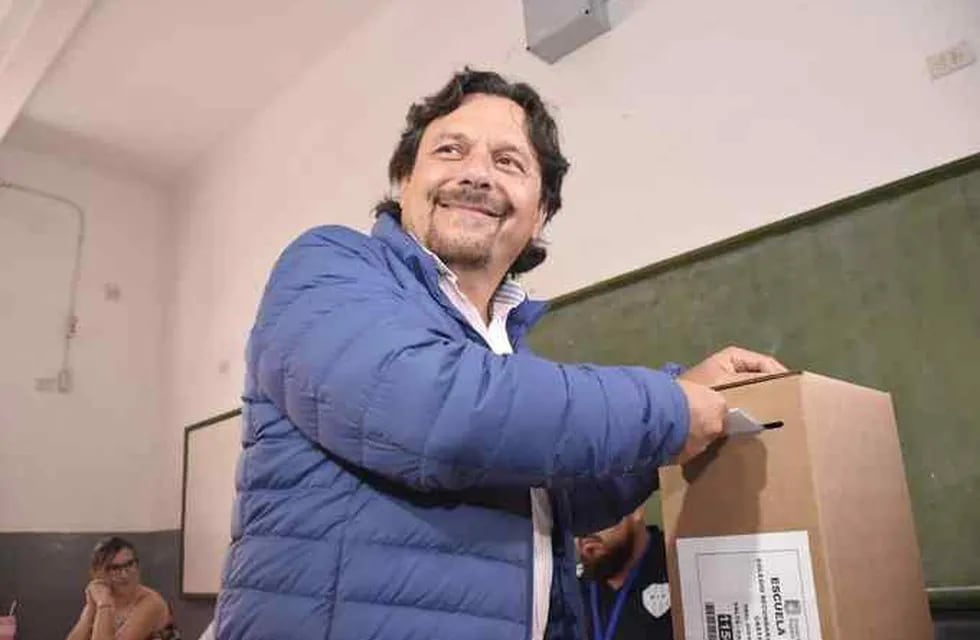 Gustavo Sáenz votó en el colegio 5080 Dr. Manuel A. Castro. (Twitter)