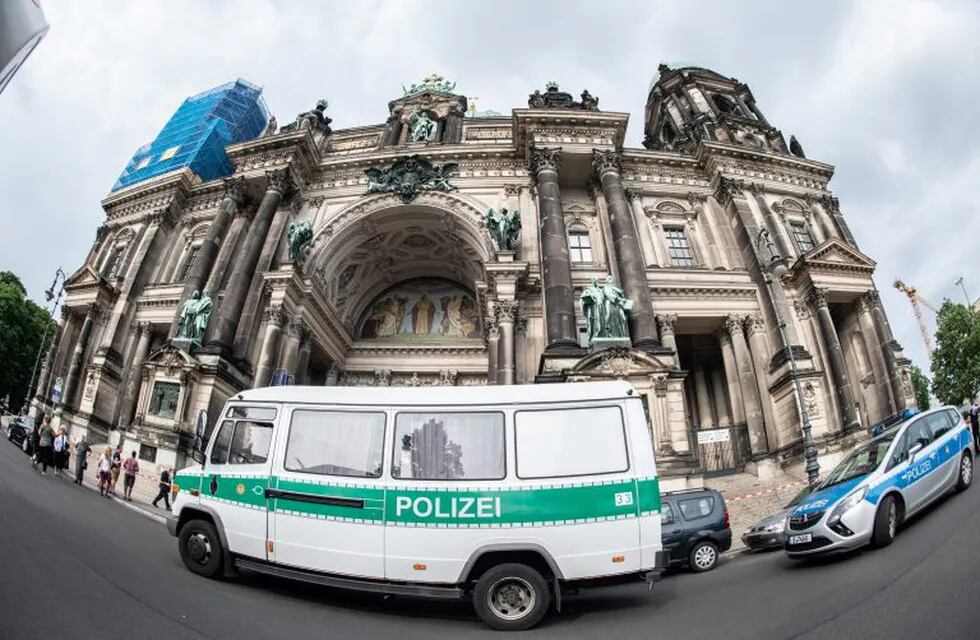 Vehículos de la policía estacionados frente a la Catedral de Berlín, Alemania.